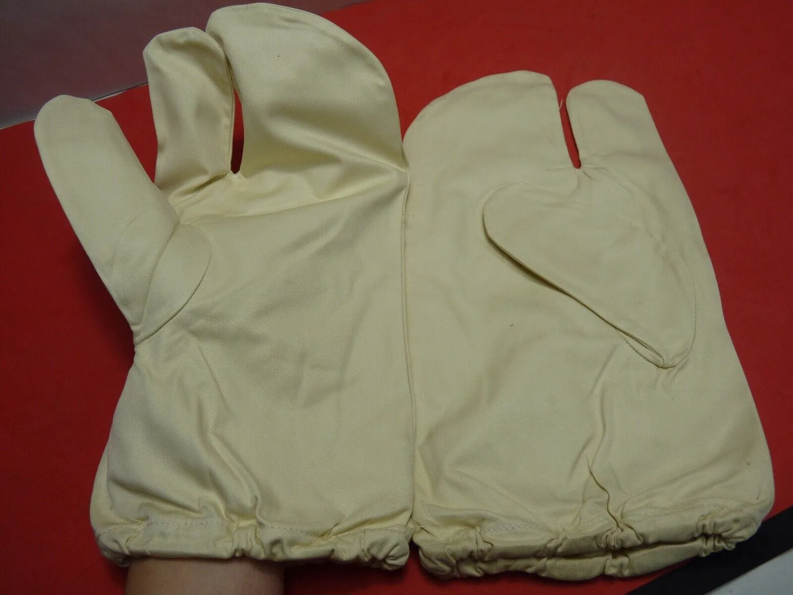 Original WW2 British Army Gunners Winter White Gloves - Dated 1941